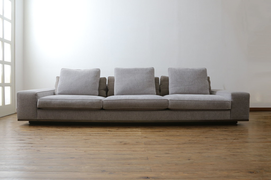 中古　イタリア　ミノッティ(Minotti)　シンプルながら洗練された佇まいの3人掛けソファ(3人掛け、3P)(定価約300万円)(R-061470)