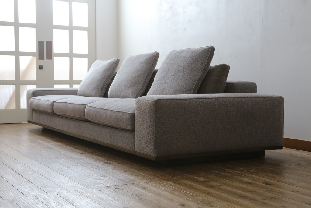 中古　イタリア　ミノッティ(Minotti)　シンプルながら洗練された佇まいの3人掛けソファ(3人掛け、3P)(定価約300万円)(R-061470)