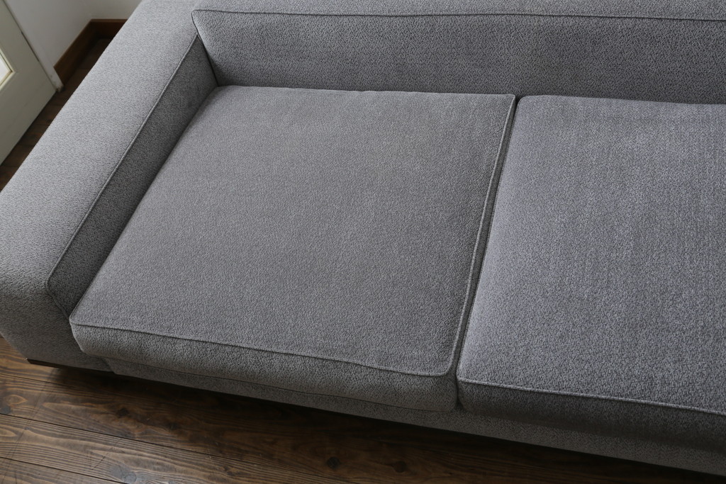 中古　イタリア　ミノッティ(Minotti)　シンプルながら洗練された佇まいの3人掛けソファ(3人掛け、3P)(定価約300万円)(R-061470)