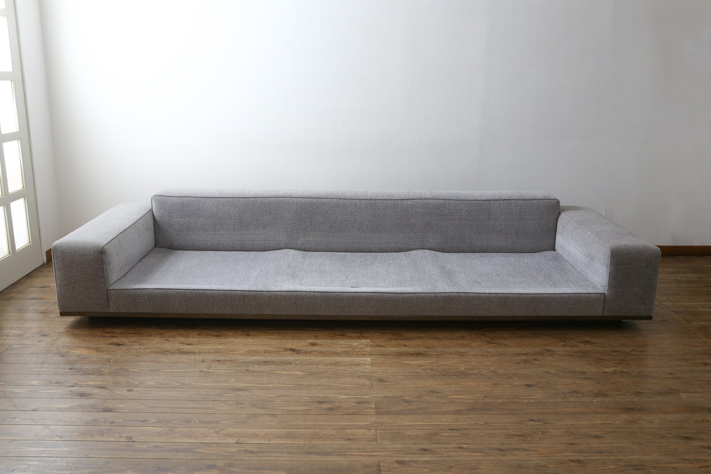 中古　イタリア　ミノッティ(Minotti)　シンプルながら洗練された佇まいの3人掛けソファ(3人掛け、3P)(定価約300万円)(R-061470)