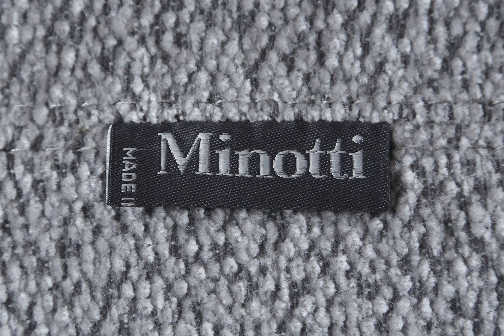 中古　イタリア　ミノッティ(Minotti)　シンプルながら洗練された佇まいの3人掛けソファ(3人掛け、3P)(定価約300万円)(R-061470)