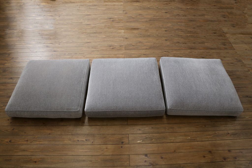 中古　イタリア　ミノッティ(Minotti)　シンプルながら洗練された佇まいの3人掛けソファ(3人掛け、3P)(定価約300万円)(R-061470)