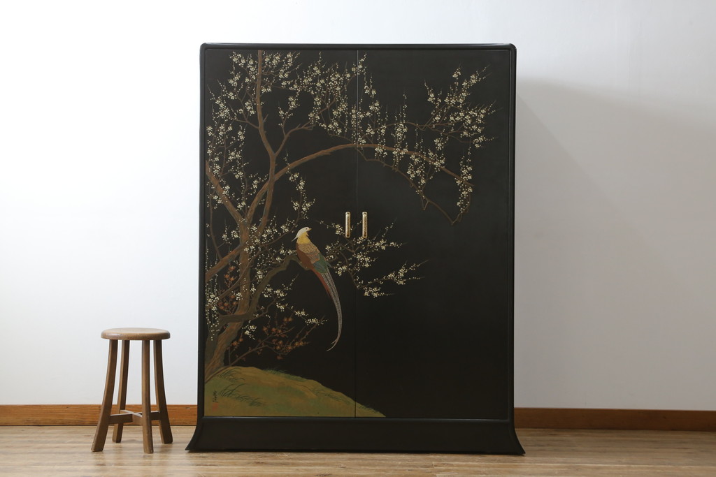 中古　香川漆器　伝統工芸士・小松庄一作　かくし付き　漆絵　桐材　梅鳥図　雅やかな漆絵が気品を感じる衣装箪笥(着物箪笥、収納箪笥、引き出し、桐箪笥、和たんす)(R-079730)
