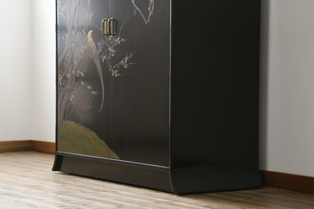 中古　香川漆器　伝統工芸士・小松庄一作　かくし付き　漆絵　桐材　梅鳥図　雅やかな漆絵が気品を感じる衣装箪笥(着物箪笥、収納箪笥、引き出し、桐箪笥、和たんす)(R-079730)
