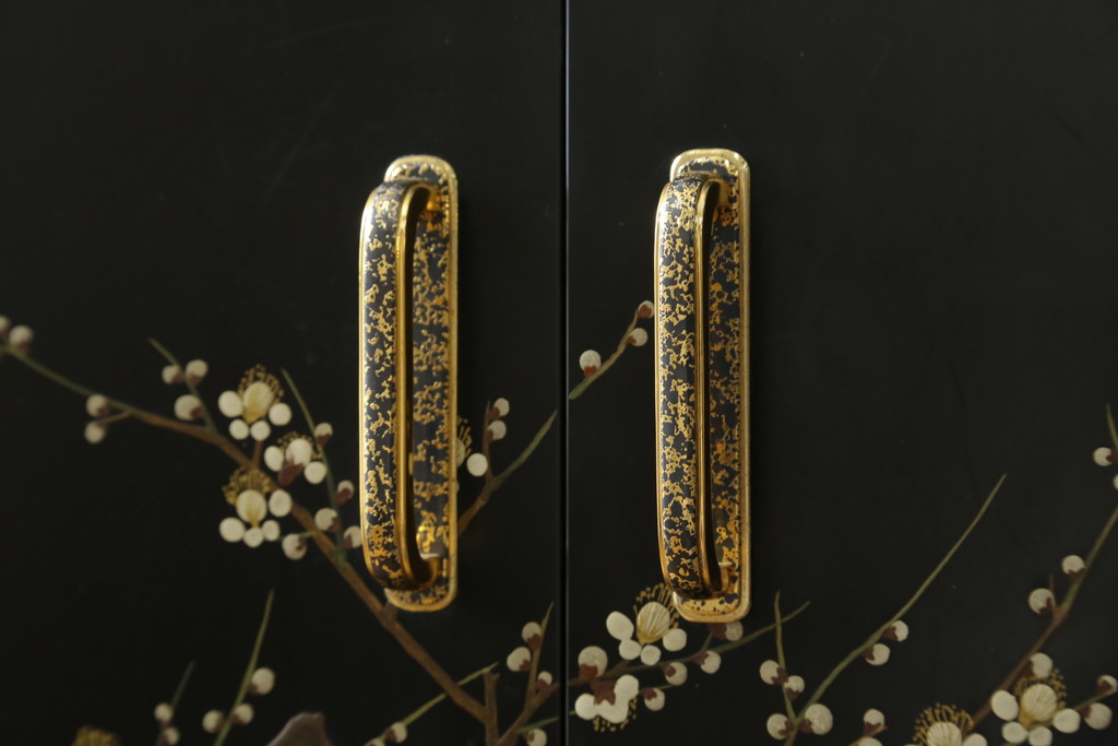 中古　香川漆器　伝統工芸士・小松庄一作　かくし付き　漆絵　桐材　梅鳥図　雅やかな漆絵が気品を感じる衣装箪笥(着物箪笥、収納箪笥、引き出し、桐箪笥、和たんす)(R-079730)