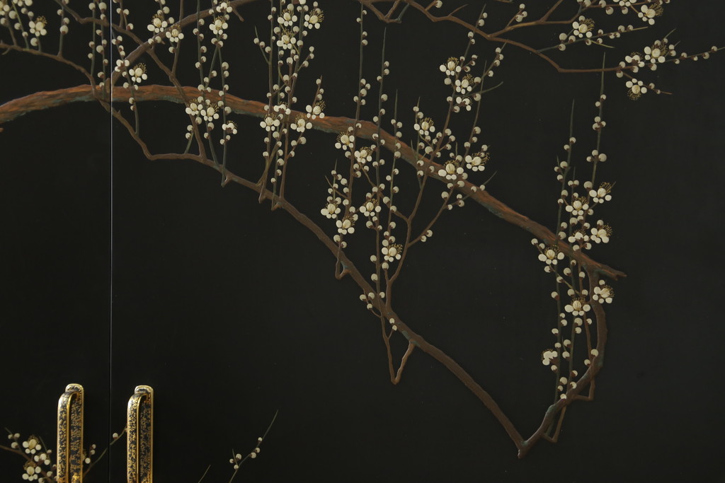 中古　香川漆器　伝統工芸士・小松庄一作　かくし付き　漆絵　桐材　梅鳥図　雅やかな漆絵が気品を感じる衣装箪笥(着物箪笥、収納箪笥、引き出し、桐箪笥、和たんす)(R-079730)