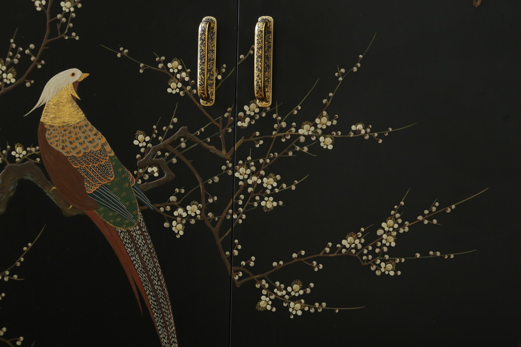 中古　香川漆器　伝統工芸士・小松庄一作　かくし付き　漆絵　桐材　梅鳥図　雅やかな漆絵が気品を感じる衣装箪笥(着物箪笥、収納箪笥、引き出し、桐箪笥、和たんす)(R-079730)