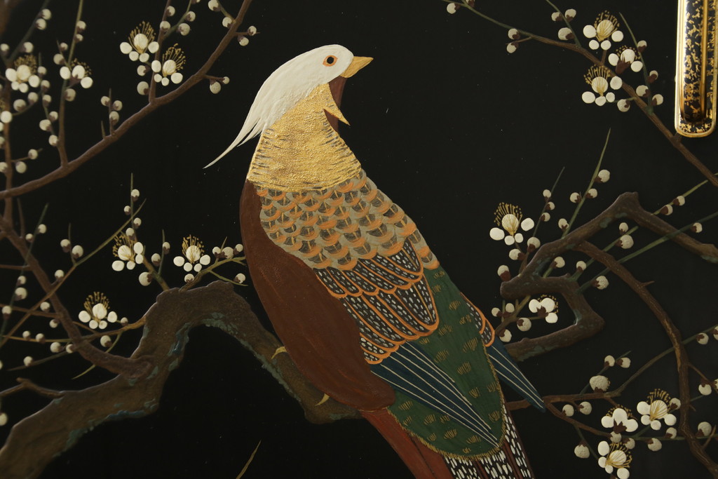 中古　香川漆器　伝統工芸士・小松庄一作　かくし付き　漆絵　桐材　梅鳥図　雅やかな漆絵が気品を感じる衣装箪笥(着物箪笥、収納箪笥、引き出し、桐箪笥、和たんす)(R-079730)