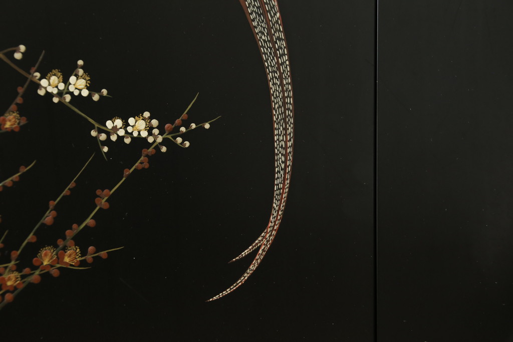 中古　香川漆器　伝統工芸士・小松庄一作　かくし付き　漆絵　桐材　梅鳥図　雅やかな漆絵が気品を感じる衣装箪笥(着物箪笥、収納箪笥、引き出し、桐箪笥、和たんす)(R-079730)