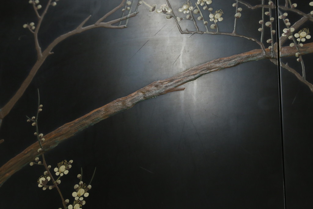 中古　香川漆器　伝統工芸士・小松庄一作　かくし付き　漆絵　桐材　梅鳥図　雅やかな漆絵が気品を感じる衣装箪笥(着物箪笥、収納箪笥、引き出し、桐箪笥、和たんす)(R-079730)