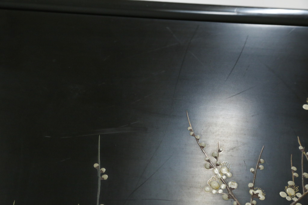 中古　香川漆器　伝統工芸士・小松庄一作　かくし付き　漆絵　桐材　梅鳥図　雅やかな漆絵が気品を感じる衣装箪笥(着物箪笥、収納箪笥、引き出し、桐箪笥、和たんす)(R-079730)