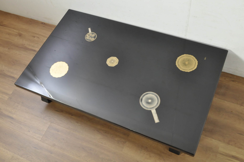 中古　美品　特撰輪島塗り　在銘　沈金　ガラス天板付き　花鳥図が目を引く黒漆塗りの座卓(ローテーブル、センターテーブル、リビングテーブル)(R-080276)
