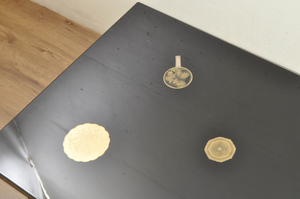中古　美品　特撰輪島塗り　在銘　沈金　ガラス天板付き　花鳥図が目を引く黒漆塗りの座卓(ローテーブル、センターテーブル、リビングテーブル)(R-080276)