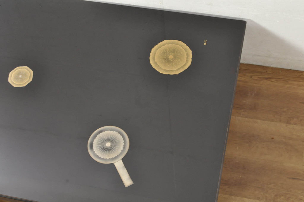 中古　美品　特撰輪島塗り　在銘　沈金　ガラス天板付き　花鳥図が目を引く黒漆塗りの座卓(ローテーブル、センターテーブル、リビングテーブル)(R-080276)