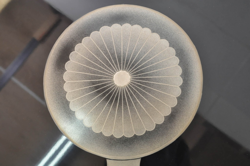 中古　美品　特撰輪島塗り　在銘　沈金　ガラス天板付き　花鳥図が目を引く黒漆塗りの座卓(ローテーブル、センターテーブル、リビングテーブル)(R-080276)