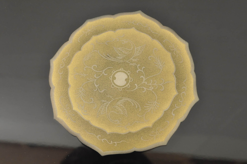 中古　美品　特撰輪島塗り　在銘　沈金　ガラス天板付き　花鳥図が目を引く黒漆塗りの座卓(ローテーブル、センターテーブル、リビングテーブル)(R-080276)