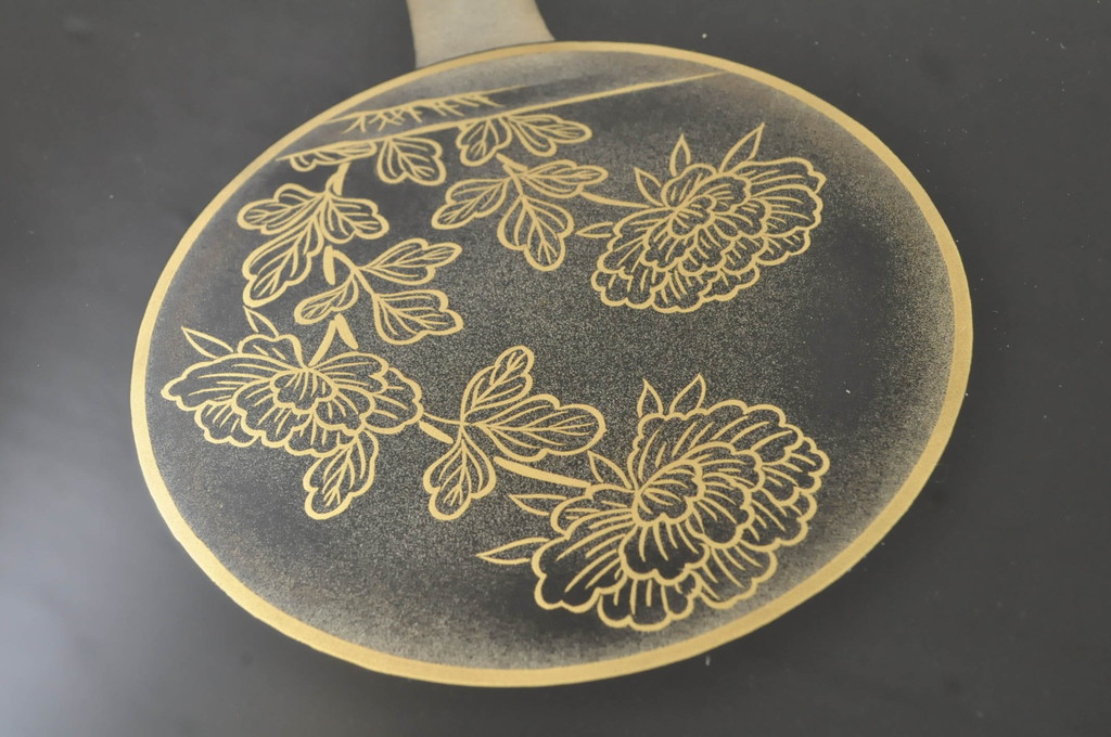 中古　美品　特撰輪島塗り　在銘　沈金　ガラス天板付き　花鳥図が目を引く黒漆塗りの座卓(ローテーブル、センターテーブル、リビングテーブル)(R-080276)