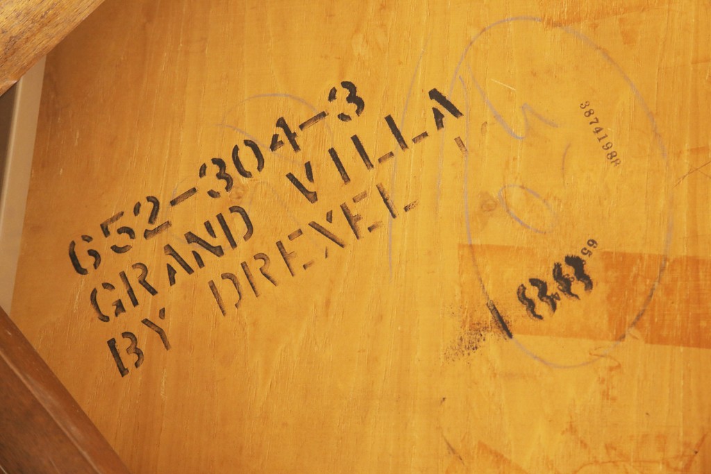 中古　DREXEL HERITAGE(ドレクセルヘリテイジ)　Grand Villa(グランドヴィラ)　上品なデザインのダイニングテーブル(エクステンションテーブル、2人掛け、4人掛け)(定価約60万円)(R-056860)