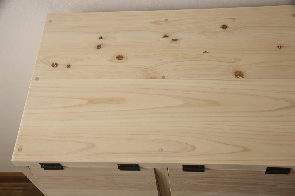 【オーダー家具実例】パタパタ扉のマス目棚をご希望のサイズで新規製作しました。当店商品を参考に、上段には3×3マス目のパタパタ扉の棚を、下段には大容量の引き出しを設置し、台輪を取り付けました。(収納棚、キャビネット、引き出し、戸棚、ロッカー)