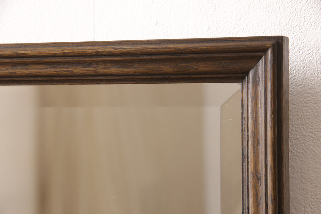 【セミオーダー家具実例】ウォールミラーの鏡を新品に交換し、背面に壁掛け用の金具とチェーンを取り付けました。鏡はもとのデザインと同じ面取りミラーを使用し、雰囲気をこわさず、きれいに復活しました。(壁掛け鏡)