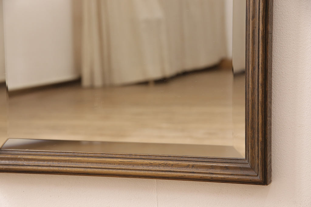【セミオーダー家具実例】ウォールミラーの鏡を新品に交換し、背面に壁掛け用の金具とチェーンを取り付けました。鏡はもとのデザインと同じ面取りミラーを使用し、雰囲気をこわさず、きれいに復活しました。(壁掛け鏡)