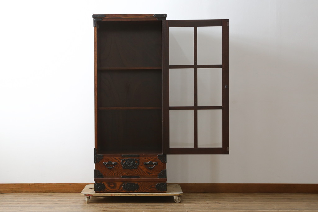 中古　美品　希少サイズ　岩谷堂箪笥　力強い木目と重厚感のある金具が目を惹くキャビネット(食器棚、カップボード、飾り棚、戸棚、収納棚)(R-081259)