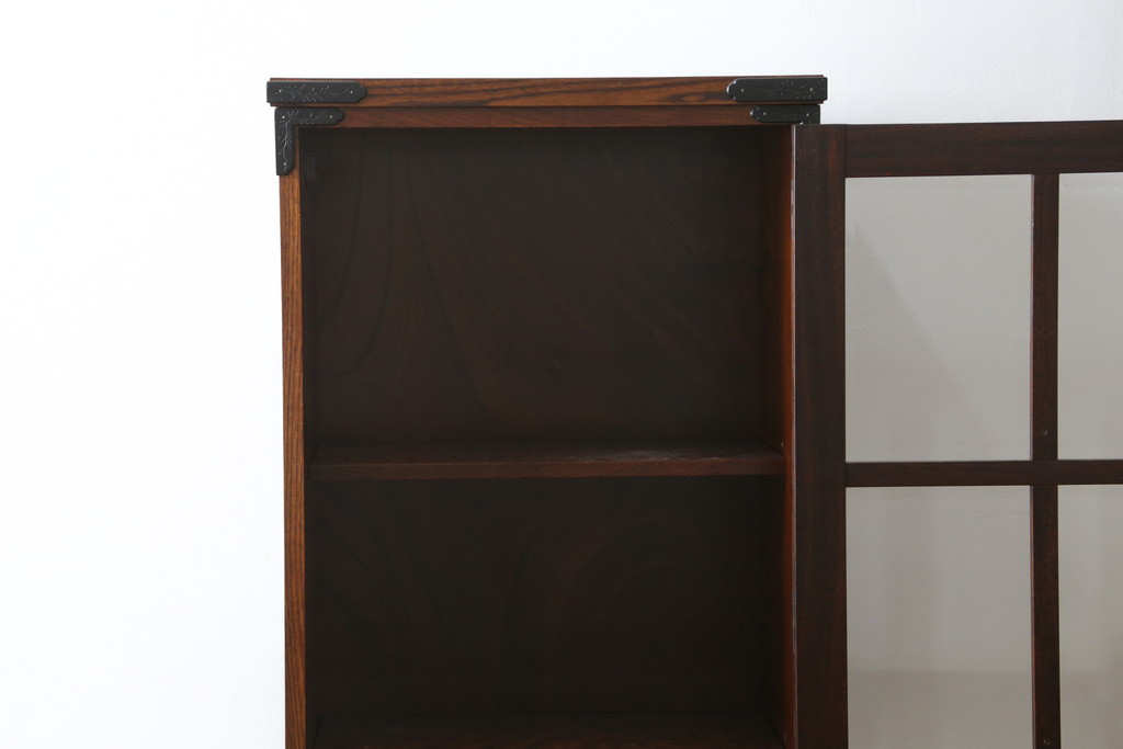 中古　美品　希少サイズ　岩谷堂箪笥　力強い木目と重厚感のある金具が目を惹くキャビネット(食器棚、カップボード、飾り棚、戸棚、収納棚)(R-081259)