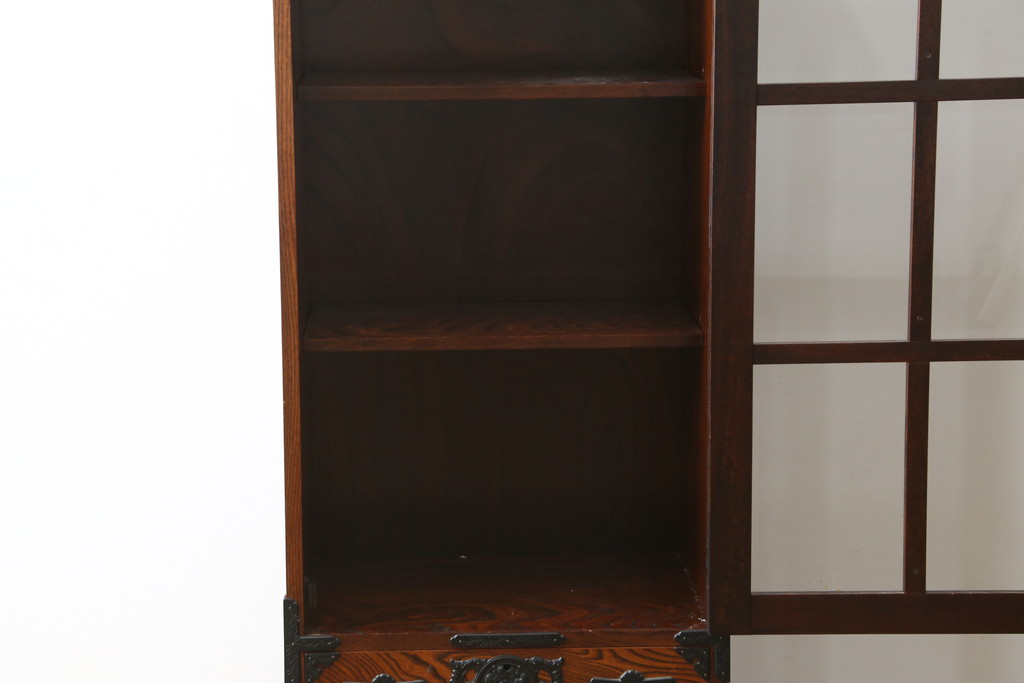 中古　美品　希少サイズ　岩谷堂箪笥　力強い木目と重厚感のある金具が目を惹くキャビネット(食器棚、カップボード、飾り棚、戸棚、収納棚)(R-081259)