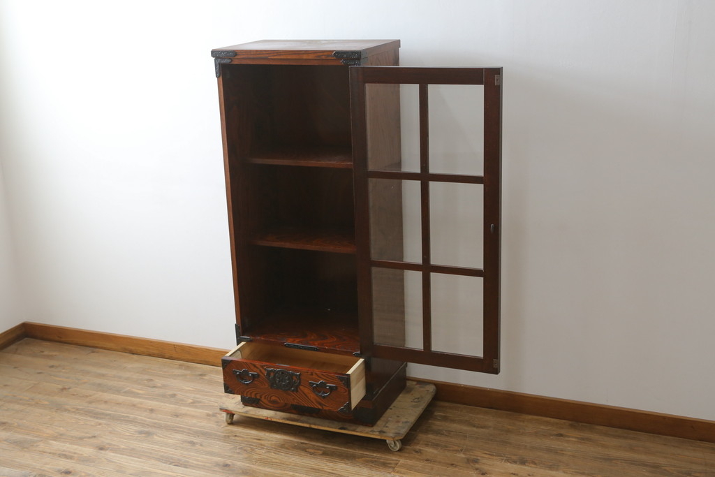 中古　美品　希少サイズ　岩谷堂箪笥　力強い木目と重厚感のある金具が目を惹くキャビネット(食器棚、カップボード、飾り棚、戸棚、収納棚)(R-081259)