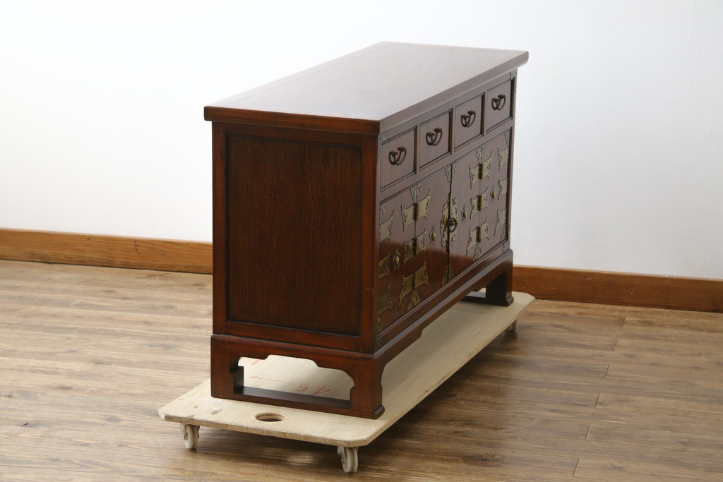 中古　美品　真鍮(しんちゅう)金具　韓国工芸家具　モリジャン　異国情緒の雰囲気漂うオリエンタルなサイドボード(収納棚、戸棚、引き出し)(R-081250)
