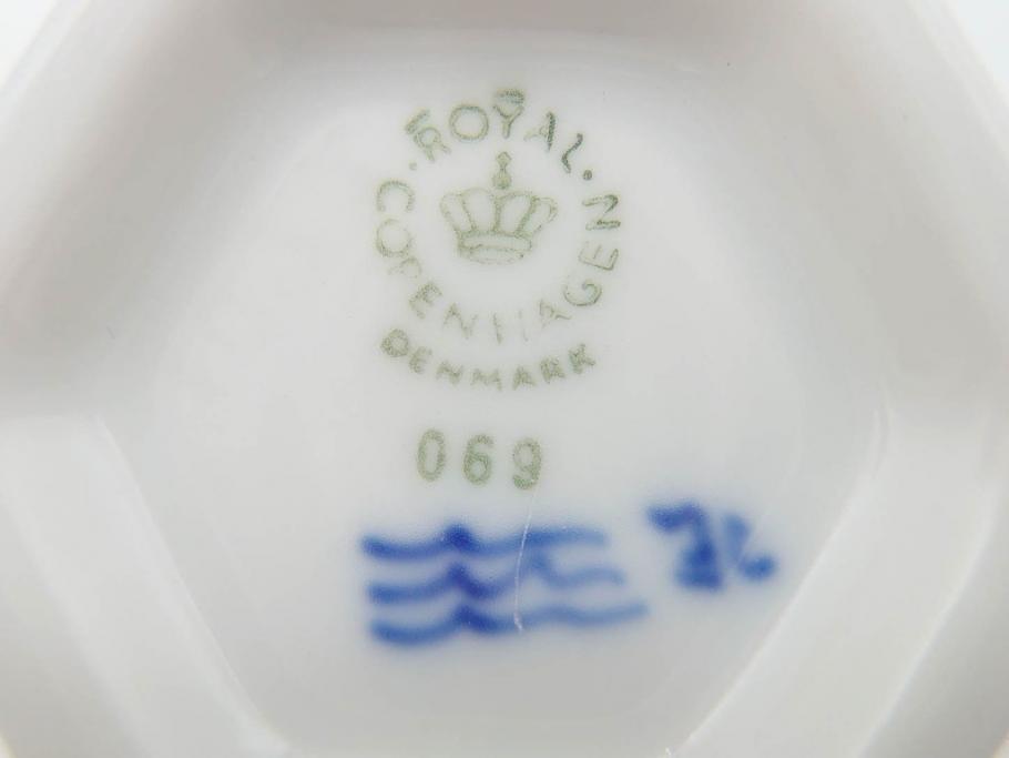 デンマーク　ROYAL　COPENHAGEN(ロイヤルコペンハーゲン)　ブルーフルーテッド　フルレース　ペア　繊細なレースの縁取りが豪華で上品な雰囲気を醸し出すコーヒーカップ&ソーサー2客セット(洋食器、C&S)(定価約110000円)(R-074883)