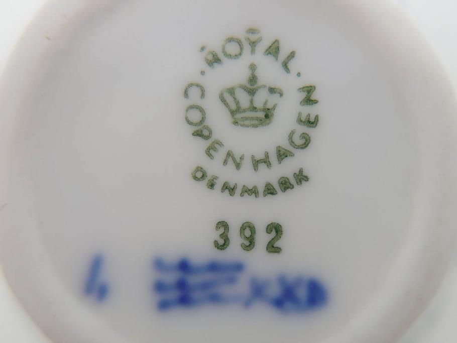 ROYAL COPENHAGEN(ロイヤルコペンハーゲン)　ブルーフルーテッド　ハーフレース　プレイン　洗練されたデザインが優美な印象を与えるティーカップ&ソーサー・クリーマーセット(C&S、ミルクポット、ミルクジャー、洋食器)(R-074975)