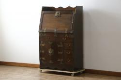 中古　韓国民芸家具　重さもありしっかりとした作り込み!!　オリエンタル　李朝デザイン　金具付きのデザインが目を惹くアンティーク調のライティングビューロ(簿記机、ワークデスク、在宅用、在宅ワーク用、引き出し)(R-081256)