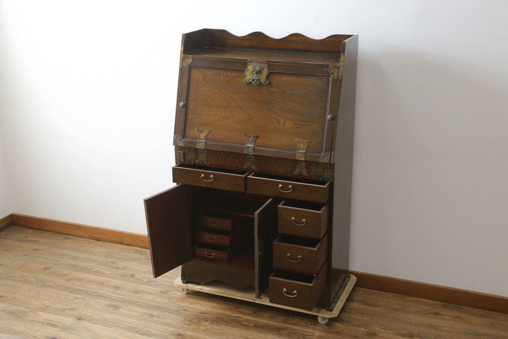 中古　韓国民芸家具　重さもありしっかりとした作り込み!!　オリエンタル　李朝デザイン　金具付きのデザインが目を惹くアンティーク調のライティングビューロ(簿記机、ワークデスク、在宅用、在宅ワーク用、引き出し)(R-081256)