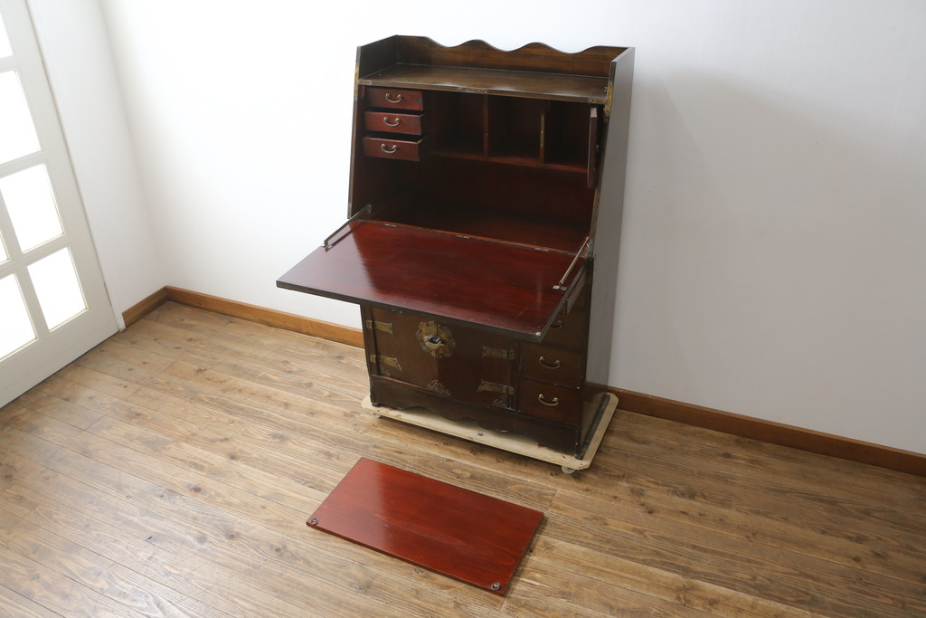 中古　韓国民芸家具　重さもありしっかりとした作り込み!!　オリエンタル　李朝デザイン　金具付きのデザインが目を惹くアンティーク調のライティングビューロ(簿記机、ワークデスク、在宅用、在宅ワーク用、引き出し)(R-081256)