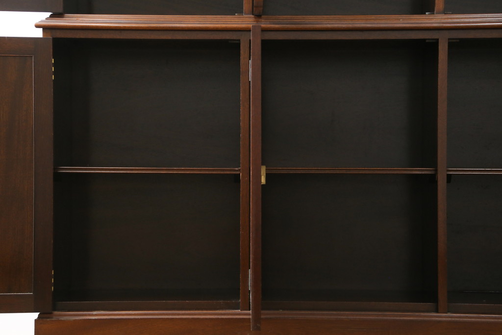 中古　アメリカ最高級輸入家具　マホガニー材　上品で美しい佇まいが魅力的なキャビネット(カップボード、食器棚、収納棚、戸棚、飾り棚)(R-081260)