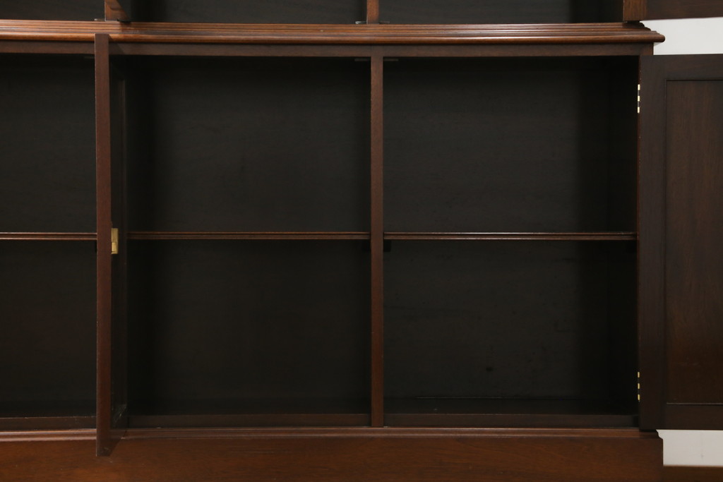 中古　アメリカ最高級輸入家具　マホガニー材　上品で美しい佇まいが魅力的なキャビネット(カップボード、食器棚、収納棚、戸棚、飾り棚)(R-081260)