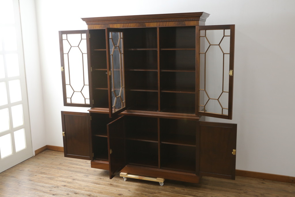 中古　アメリカ最高級輸入家具　マホガニー材　上品で美しい佇まいが魅力的なキャビネット(カップボード、食器棚、収納棚、戸棚、飾り棚)(R-081260)