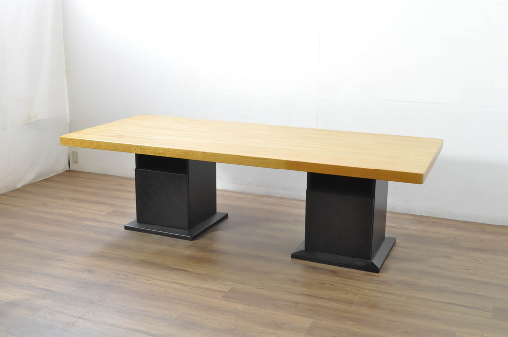 中古　ブランド家具　特注　オーダー品　天板極厚　タモ材　無垢　ブラックとナチュラルカラーのコントラストが素敵な組み立て式収納付きの特大テーブル(ダイニングテーブル、4人掛け、6人掛け、作業台、食卓、店舗什器)(定価約70万円)(R-080307)