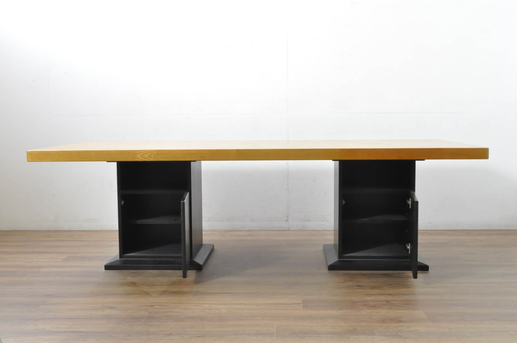 中古　ブランド家具　特注　オーダー品　天板極厚　タモ材　無垢　ブラックとナチュラルカラーのコントラストが素敵な組み立て式収納付きの特大テーブル(ダイニングテーブル、4人掛け、6人掛け、作業台、食卓、店舗什器)(定価約70万円)(R-080307)