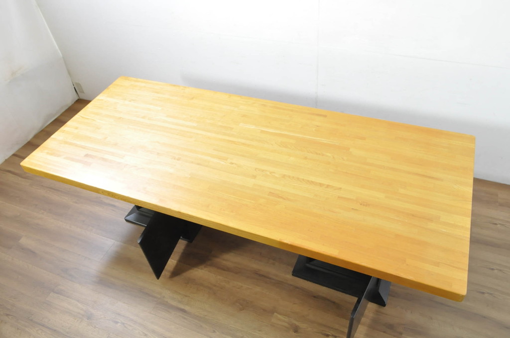 中古　ブランド家具　特注　オーダー品　天板極厚　タモ材　無垢　ブラックとナチュラルカラーのコントラストが素敵な組み立て式収納付きの特大テーブル(ダイニングテーブル、4人掛け、6人掛け、作業台、食卓、店舗什器)(定価約70万円)(R-080307)