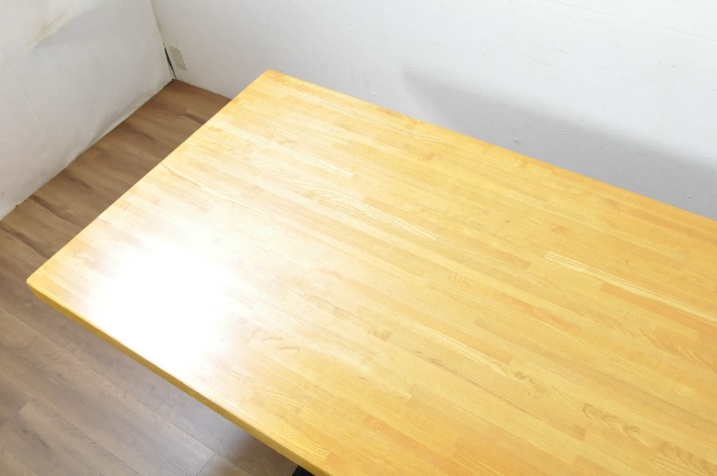 中古　ブランド家具　特注　オーダー品　天板極厚　タモ材　無垢　ブラックとナチュラルカラーのコントラストが素敵な組み立て式収納付きの特大テーブル(ダイニングテーブル、4人掛け、6人掛け、作業台、食卓、店舗什器)(定価約70万円)(R-080307)