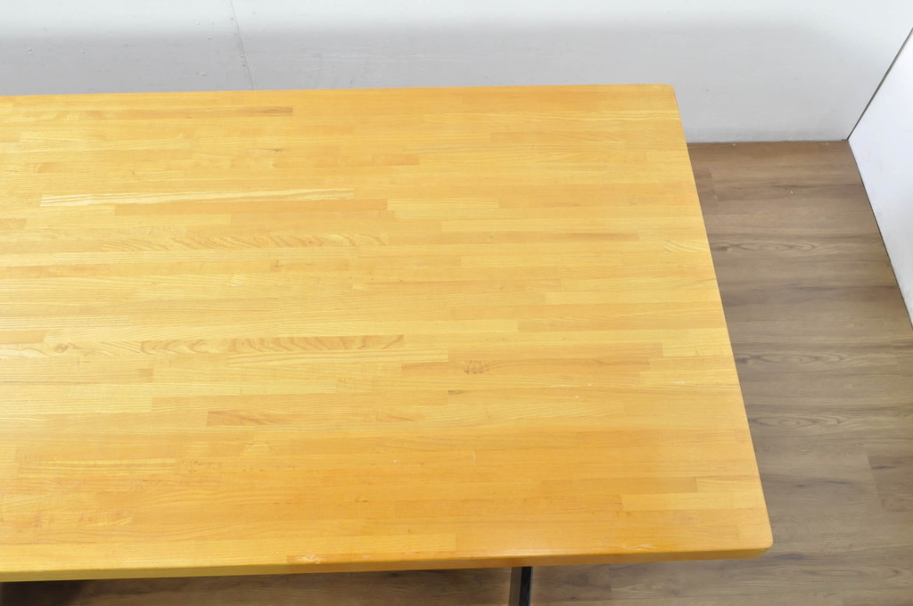 中古　ブランド家具　特注　オーダー品　天板極厚　タモ材　無垢　ブラックとナチュラルカラーのコントラストが素敵な組み立て式収納付きの特大テーブル(ダイニングテーブル、4人掛け、6人掛け、作業台、食卓、店舗什器)(定価約70万円)(R-080307)