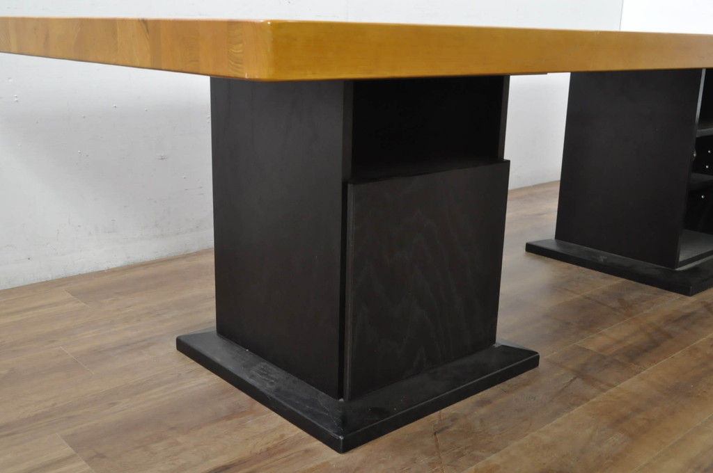 中古　ブランド家具　特注　オーダー品　天板極厚　タモ材　無垢　ブラックとナチュラルカラーのコントラストが素敵な組み立て式収納付きの特大テーブル(ダイニングテーブル、4人掛け、6人掛け、作業台、食卓、店舗什器)(定価約70万円)(R-080307)