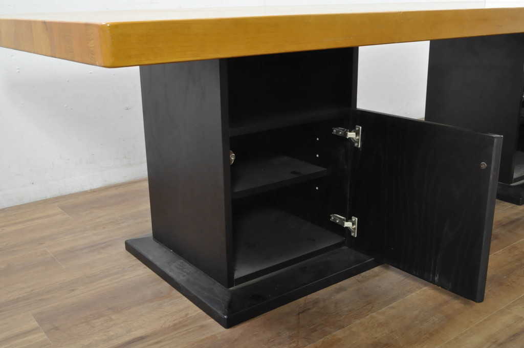 中古　ブランド家具　特注　オーダー品　天板極厚　タモ材　無垢　ブラックとナチュラルカラーのコントラストが素敵な組み立て式収納付きの特大テーブル(ダイニングテーブル、4人掛け、6人掛け、作業台、食卓、店舗什器)(定価約70万円)(R-080307)