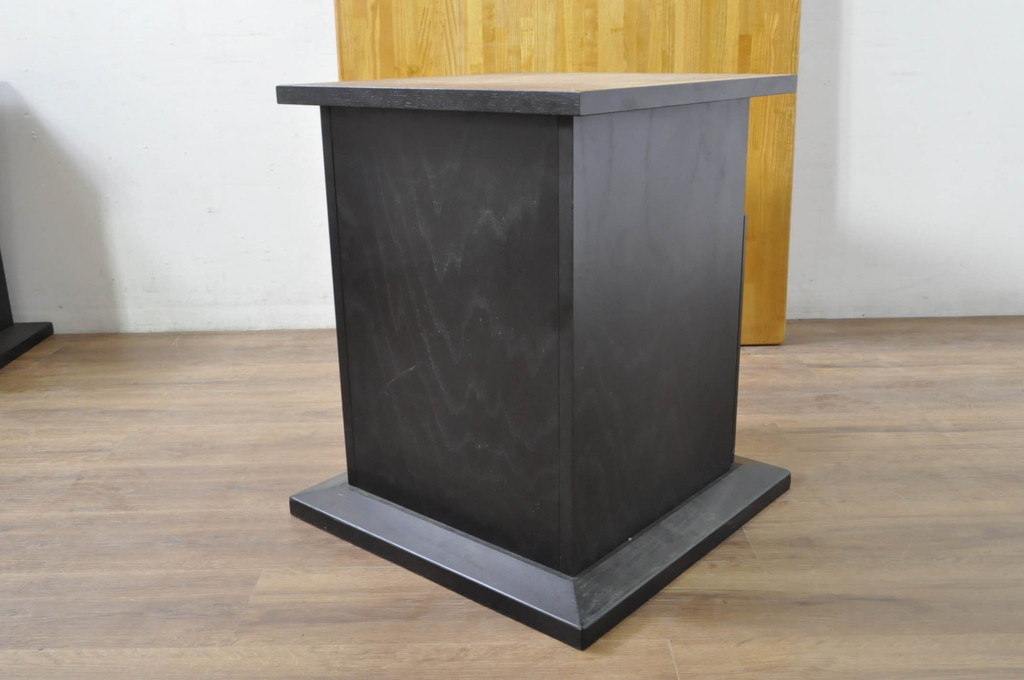 中古　ブランド家具　特注　オーダー品　天板極厚　タモ材　無垢　ブラックとナチュラルカラーのコントラストが素敵な組み立て式収納付きの特大テーブル(ダイニングテーブル、4人掛け、6人掛け、作業台、食卓、店舗什器)(定価約70万円)(R-080307)