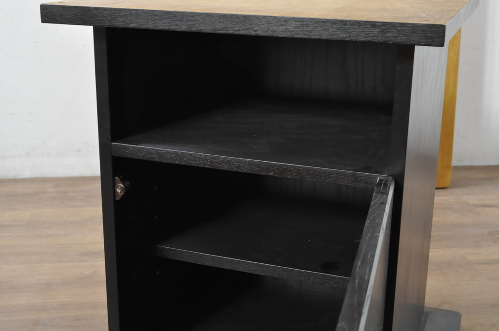 中古　ブランド家具　特注　オーダー品　天板極厚　タモ材　無垢　ブラックとナチュラルカラーのコントラストが素敵な組み立て式収納付きの特大テーブル(ダイニングテーブル、4人掛け、6人掛け、作業台、食卓、店舗什器)(定価約70万円)(R-080307)