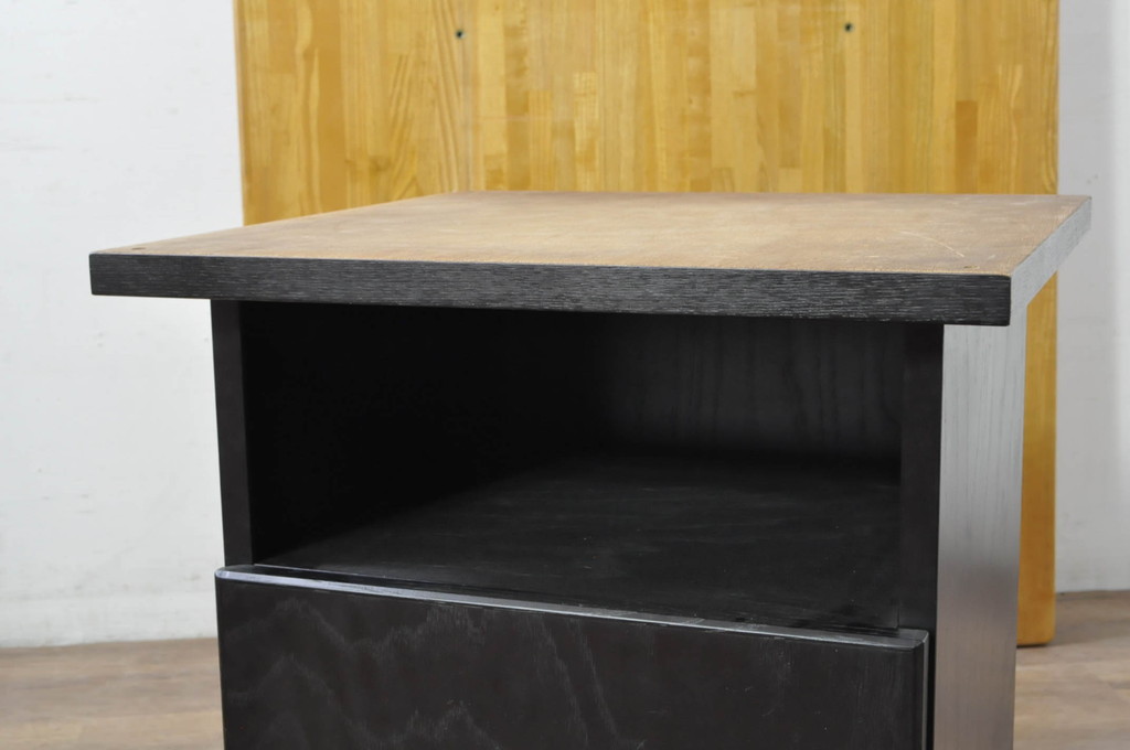 中古　ブランド家具　特注　オーダー品　天板極厚　タモ材　無垢　ブラックとナチュラルカラーのコントラストが素敵な組み立て式収納付きの特大テーブル(ダイニングテーブル、4人掛け、6人掛け、作業台、食卓、店舗什器)(定価約70万円)(R-080307)