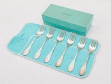 アメリカ　TIFFANY&CO.(ティファニー)　STERLINGSILVER(スターリングシルバー) Jardin　総重量 約338g　細かな花や鳥のデザインが上品なデザートフォーク6本セット(DESSERT FORKS、銀製品、洋食器、カトラリー、ジャルダン、収納袋付き、共箱付き)(R-081003)
