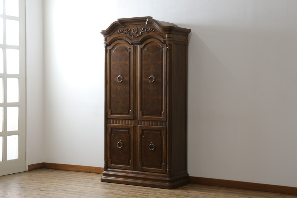 中古　美品　希少モデル　DREXEL HERITAGE(ドレクセルヘリテイジ)　Cameo Classics(キャメオクラシックス)　曲線的なデザインが優美な雰囲気を醸し出すキャビネット(収納棚、戸棚、ワードローブ)(R-058848)